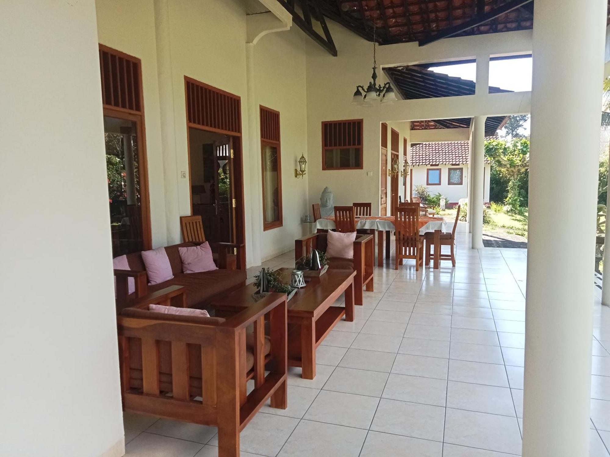 Guesthouse Rumah Senang Kalibaru Eksteriør billede