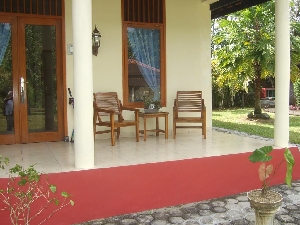 Guesthouse Rumah Senang Kalibaru Eksteriør billede